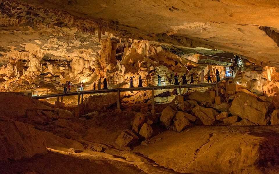 Al Hoota Cave